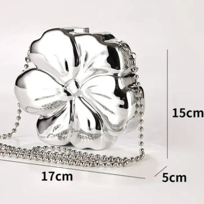 Silver handväska i blomsterform med kedjehandtag, 17x15x5 cm.