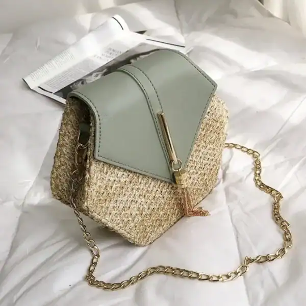 Hexagonal stråväska i ljusgrön färg med gyllene kedja och läderdetaljer.