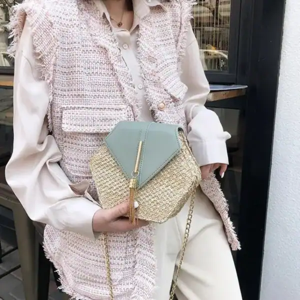 Hexagonal stråväska i ljusgrön och beige, med kedjehandtag och tass.