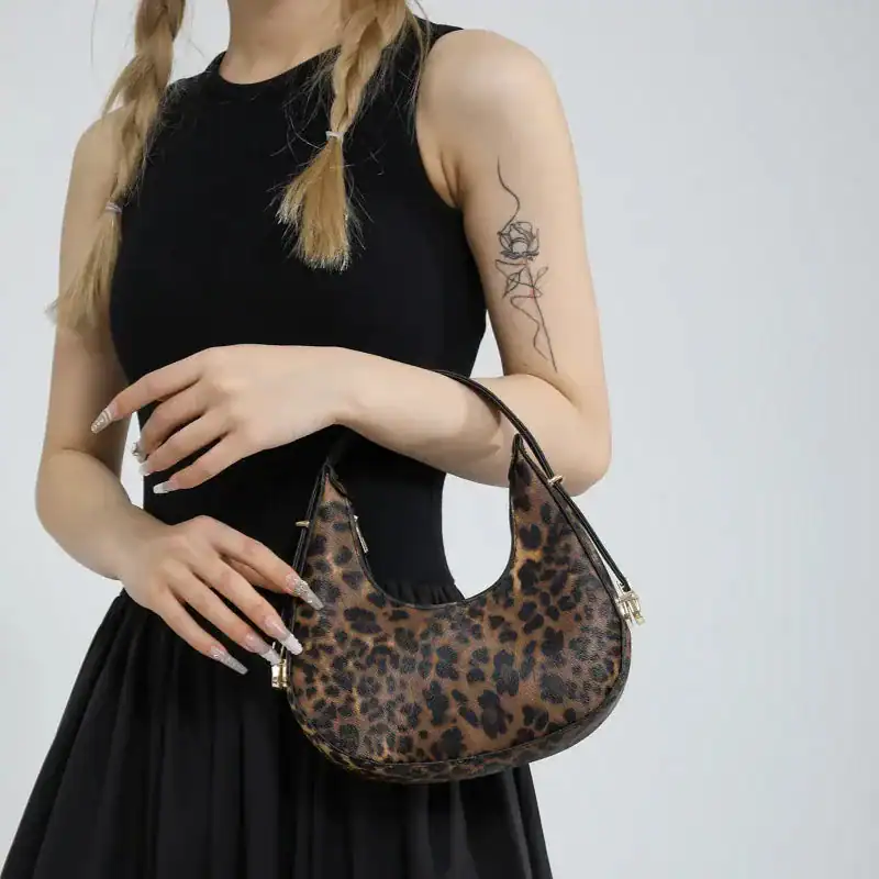 Leopardmönstrad hoboväska med guld detaljer, modeaccessoarer för kvinnor.