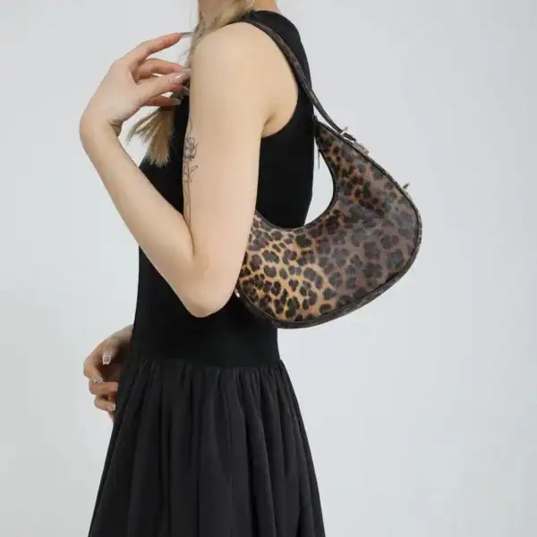 Hoboväska med leopardmönster, axelväska i trendig design.