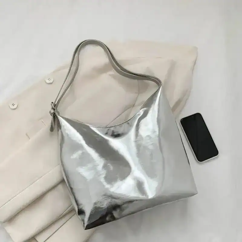 Silver hobo handväska med lång axelrem, modern och stilren.