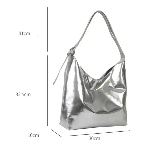 Silver hobo handväska med mått, ideal för vardag och stil.