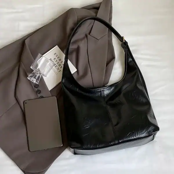 Svart hobo väska i läder med hög handtag, stilren och trendig för vardag och mode.