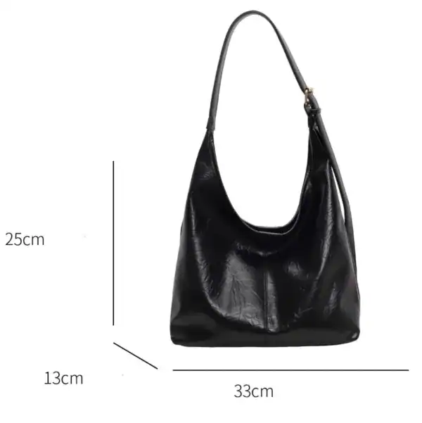 Svart hobo väska med mått, läderliknande material och enkel design.