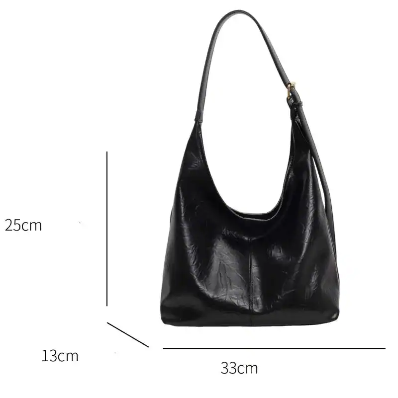 Svart hobo väska med mått, läderliknande material och enkel design.
