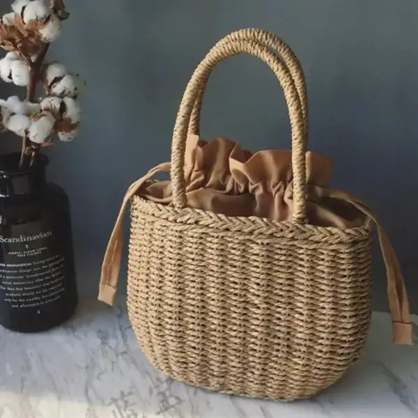 Korgväska med dragsko, naturfärgad rattan, skönt för sommar och strand.