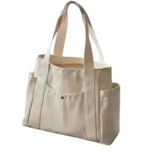 Krämvit canvas shoppingväska med sidopåsar och handtag.