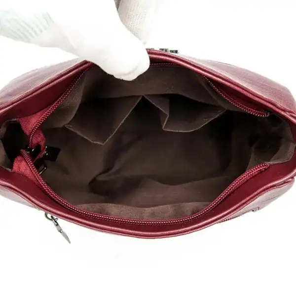 Krämvit crossbody väska, inre med fickor och dragkedja.
