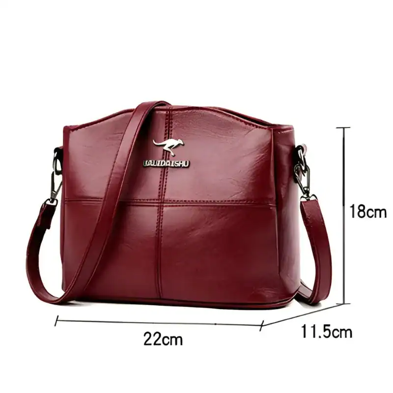 Krämvit crossbody väska, läderliknande material, mätta 22x18x11,5 cm.