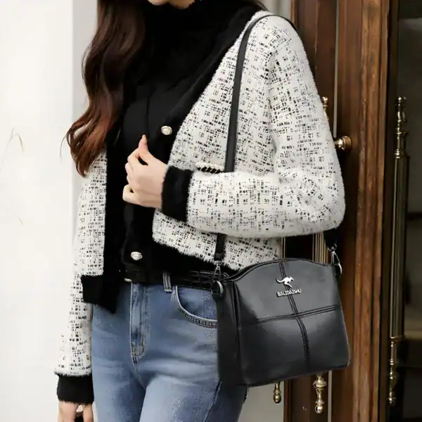 Krämvit crossbody väska med svart läder, modeväskor för kvinnor, elegant axelväska.