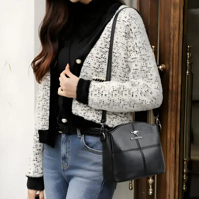 Krämvit crossbody väska med svart läder, modeväskor för kvinnor, elegant axelväska.