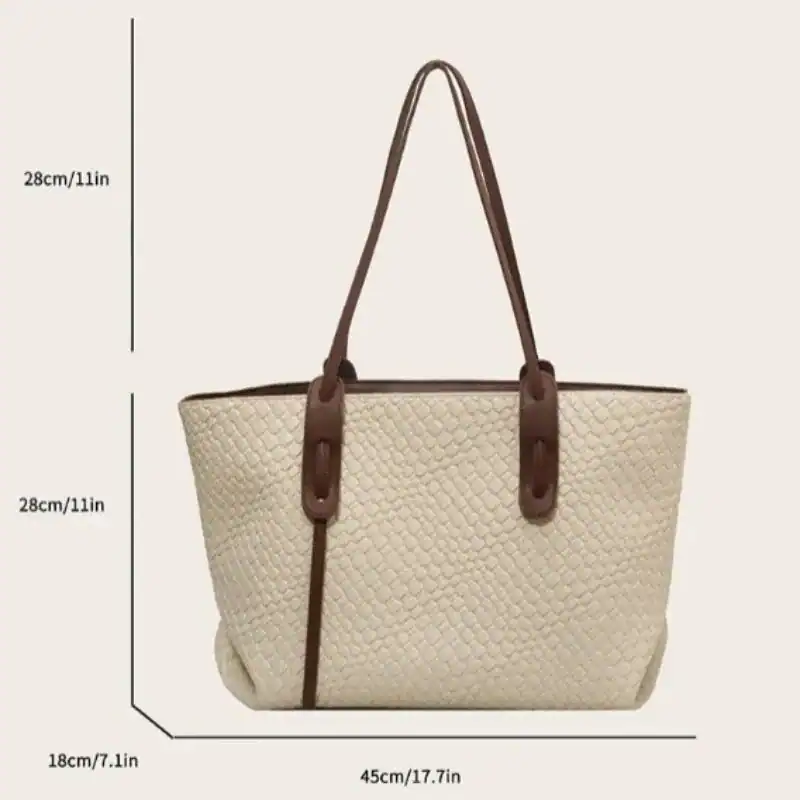 Krämvit flätad shoppingväska med bruna handtag och mått 45x28 cm.