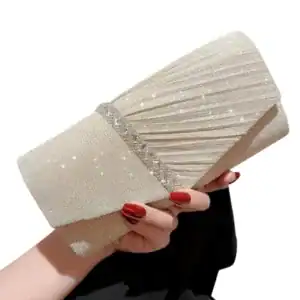 Krämvit glitterclutch med strass och plockad design, perfekt för festliga tillfällen.