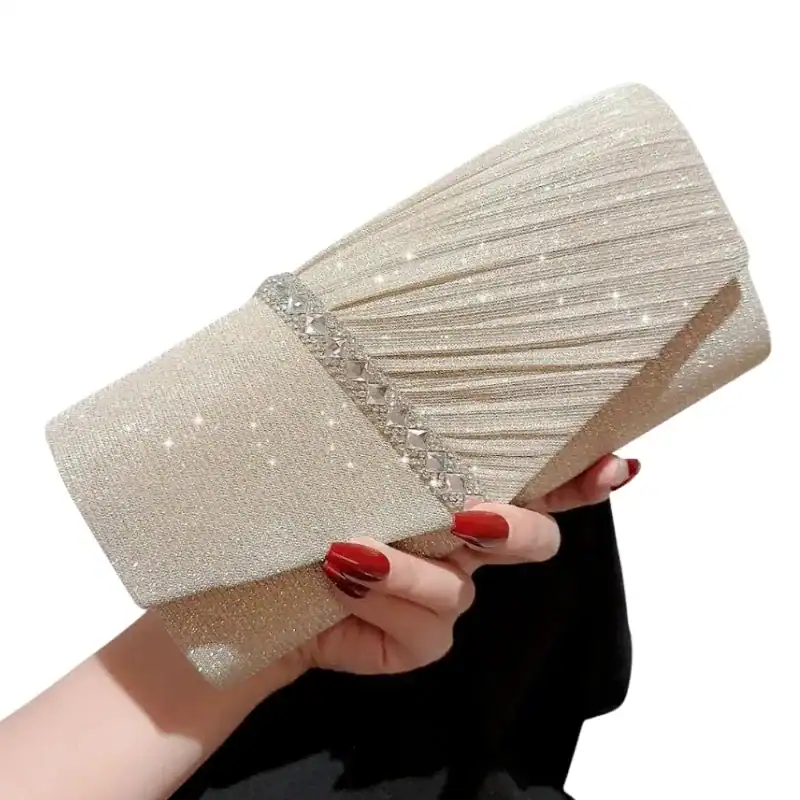 Krämvit glitterclutch med strass och plockad design, perfekt för festliga tillfällen.