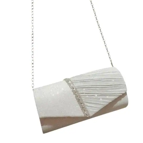 Krämvit glitterclutch med silver kedja och glittrig textur.