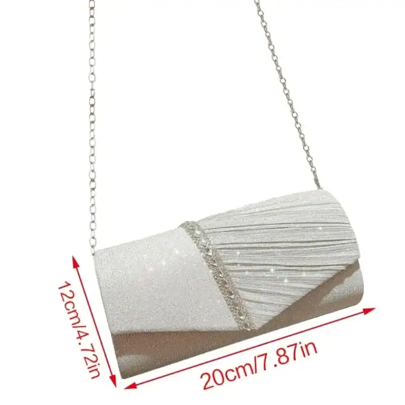 Krämvit glitterclutch med silverglitter och kedjehängare, perfekt för festliga tillfällen.