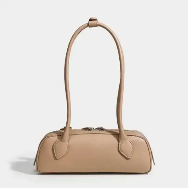 Krämvit handväska med hög handtag, minimalistisk design och elegant form.