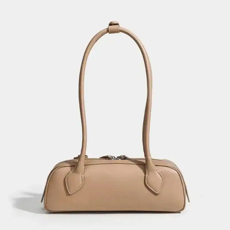 Krämvit handväska med hög handtag, minimalistisk design och elegant form.