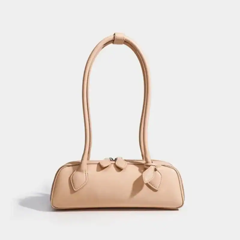 Krämvit handväska med rund form och eleganta handtag.