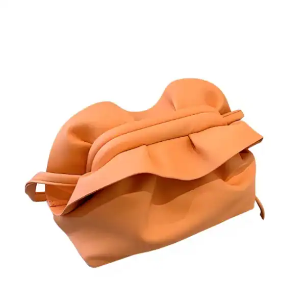 Krämvit molnväska med stor fluffig knapp och elegant form.