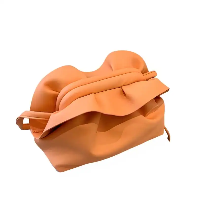 Krämvit molnväska med stor fluffig knapp och elegant form.