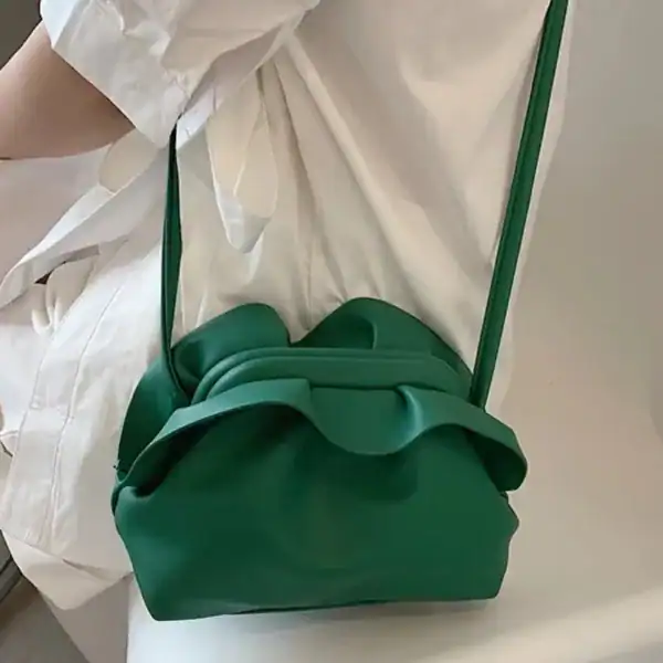 Grön krämvit molnväska med plissé detalj, axelväska för kvinnor.