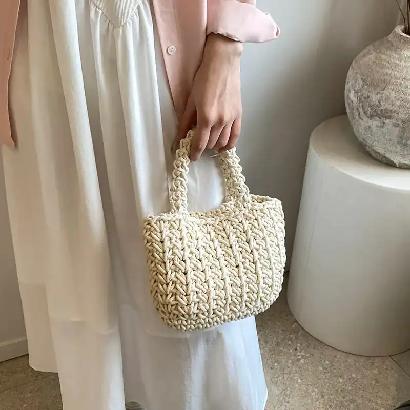 Krämvit virkad korgväska med kort handtag, modeaccessoarer för kvinnor.