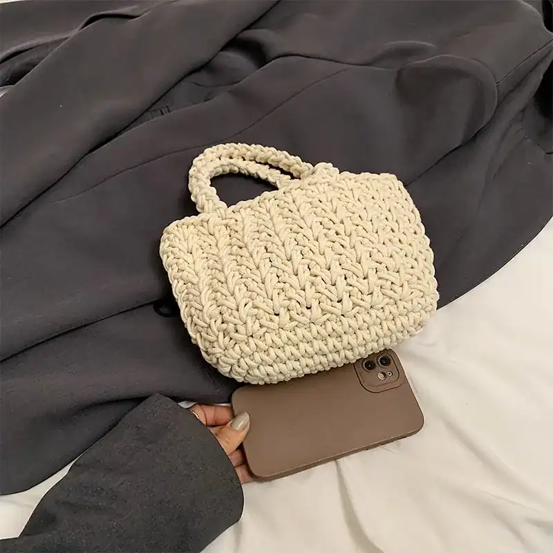 Krämvit virkad korgväska med handtag, modeaccessoarer för kvinnor.