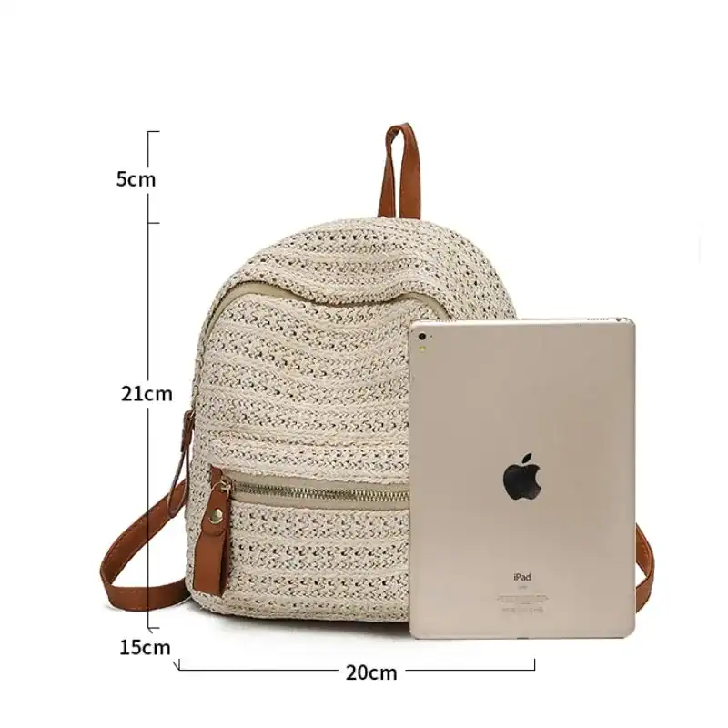 Krämvit virkad ryggsäck med läderdetaljer och storlek 20x21 cm.