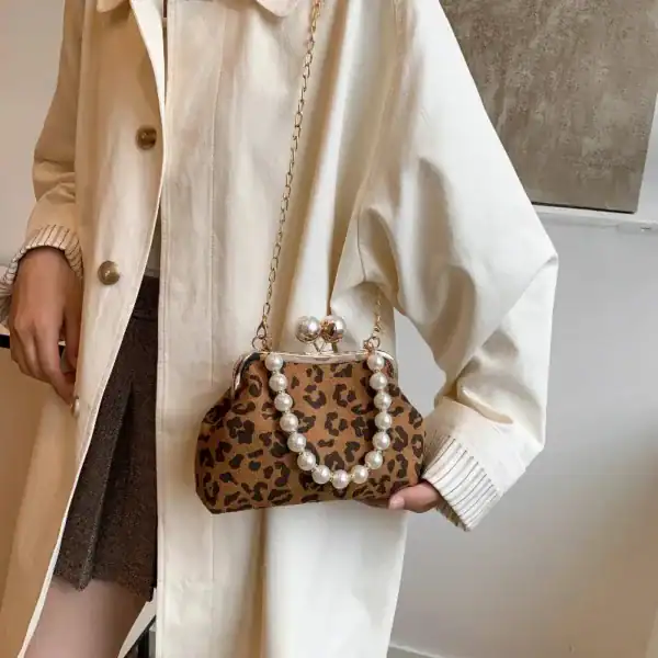 Kuvertväska pärlor leopardmönster, modeväska med pärlor och kedja.