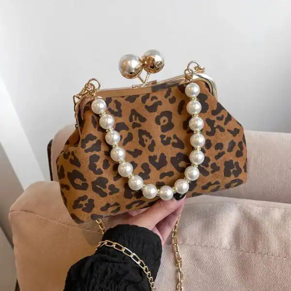 Kuvertväska pärlor leopardmönster, modehandväska med pärlkedja och guldtonad metall.