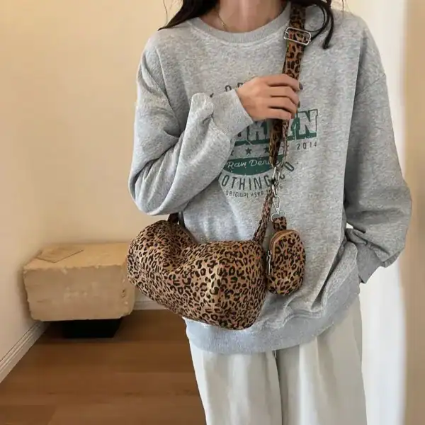 Leopard axelremsväska i trendigt leopardmönster, perfekt för stadsbruk och mode.