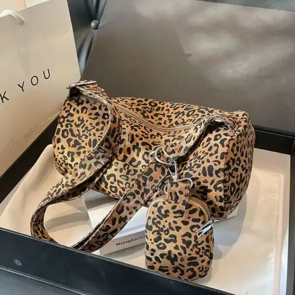 Leopard axelremsväska med matchande plånbok, trendig och stilren för vardag och nattklubb.