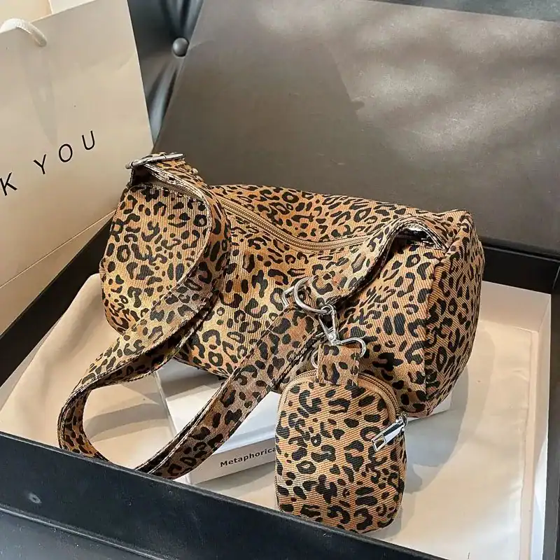 Leopard axelremsväska med matchande plånbok, trendig och stilren för vardag och nattklubb.