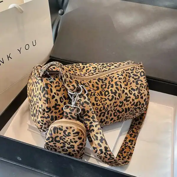 Leopard axelremsväska med matchande liten väska, trendig och stilfull.