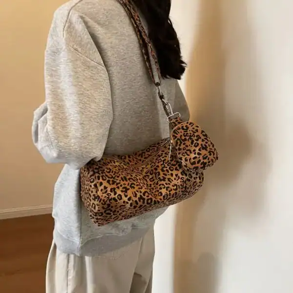 Leopard axelremsväska i trendigt leopardmönster, bära på axeln eller över axeln.