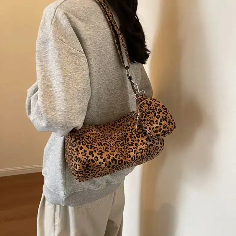 Leopard axelremsväska i trendigt leopardmönster, bära på axeln eller över axeln.