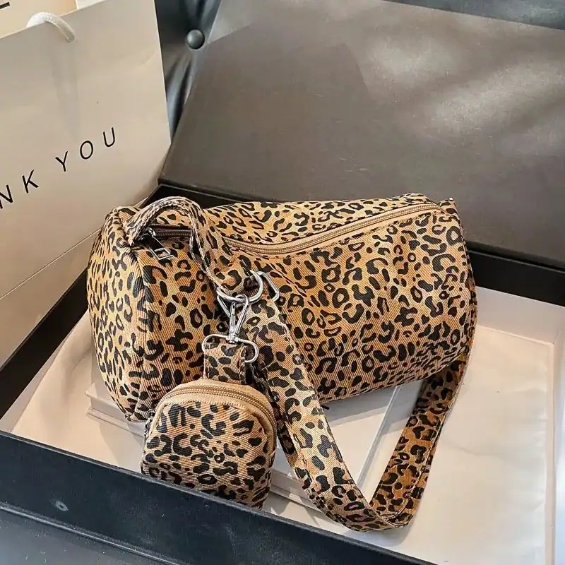 Leopard axelremsväska med matchande liten väska, trendig och stilfull.