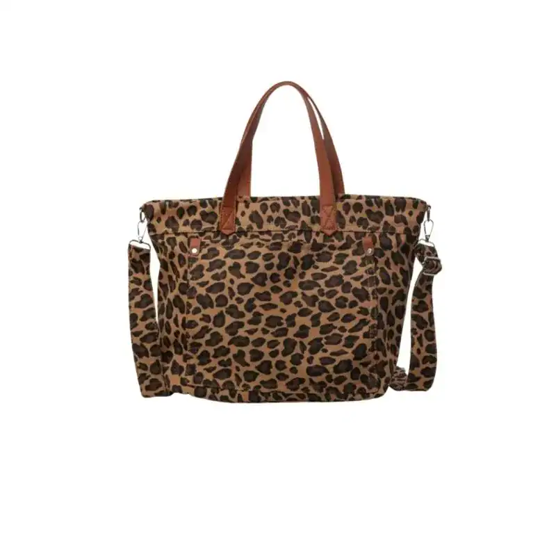 Leopard mönster axelväska med bruna handtag och axelrem.