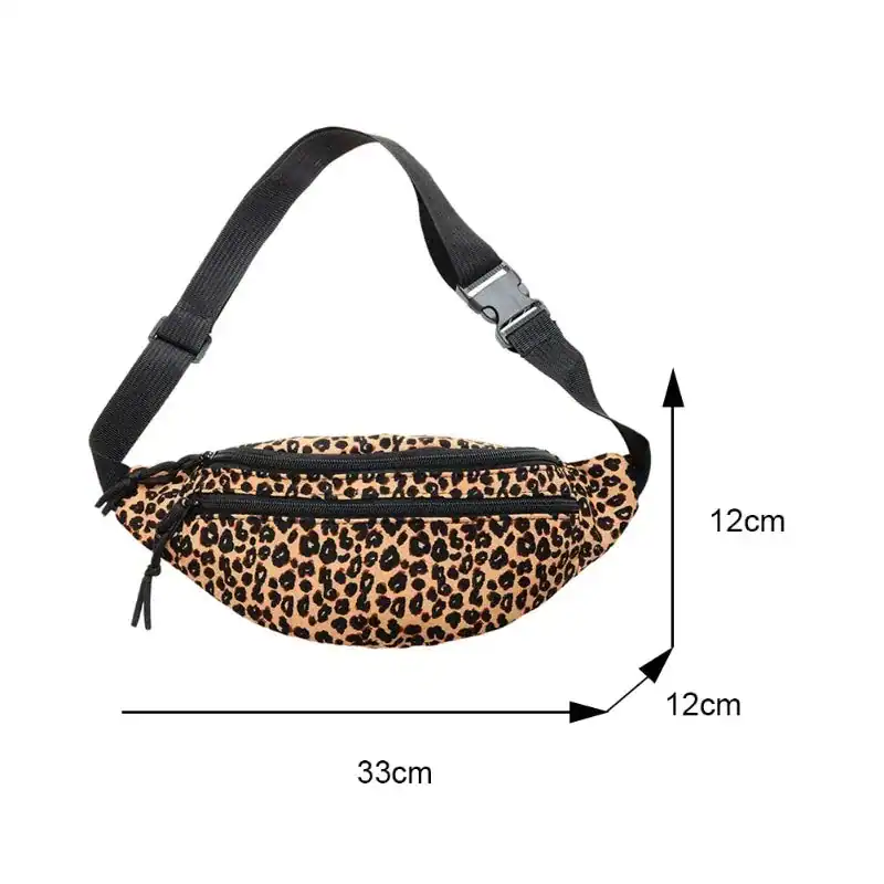 Leopard mönster bältesväska med svart rem och mått 33x12 cm.