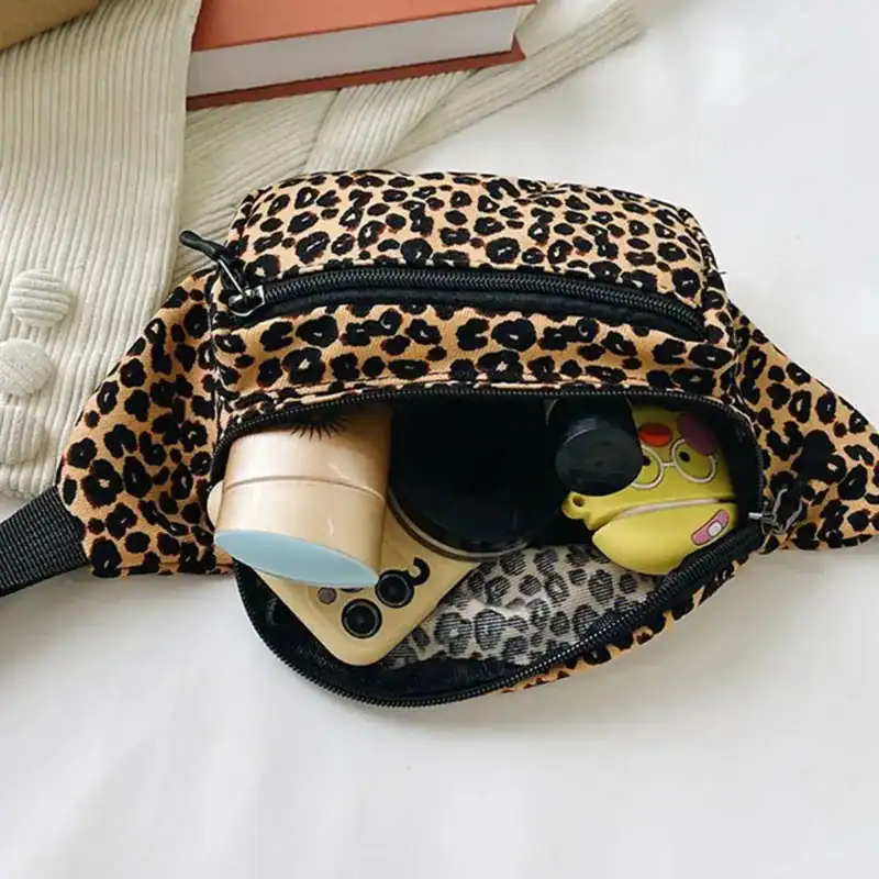 Leopardmönstrad bältesväska med öppen ficka och innehåll.
