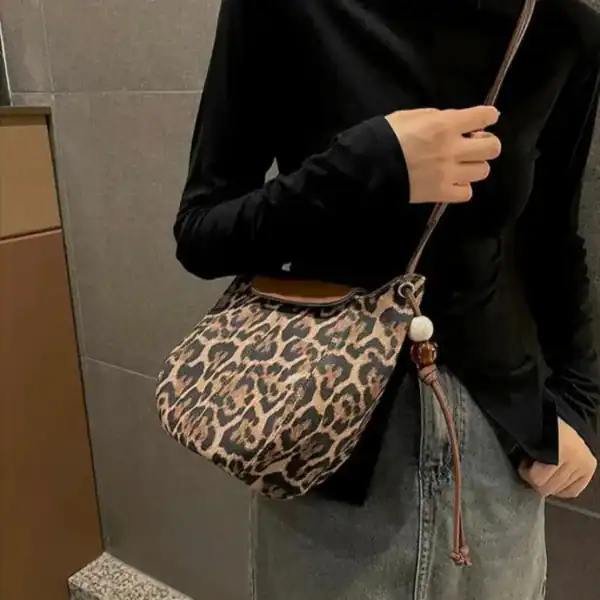Leopard mönster halvmånsväska, trendig axelväska med dragkedja och pärla.