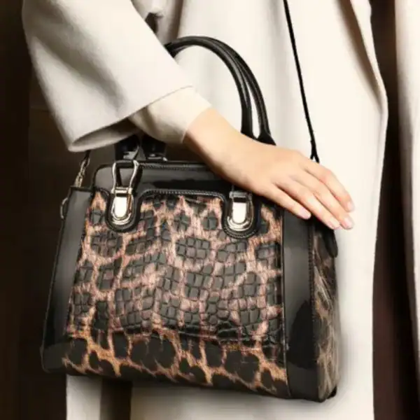 Leopard mönster handväska dam, krokodil textur, svart och beige.