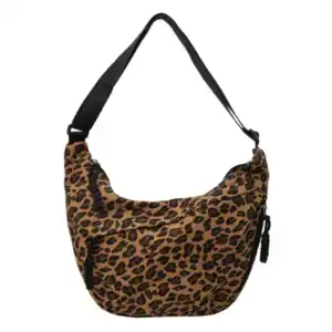 Leopard hobo axelväska med svart axelrem och dragkedja.