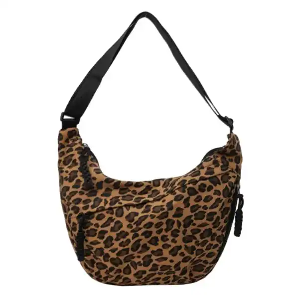 Leopard hobo axelväska med svart axelrem och dragkedja.
