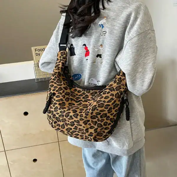 Leopard hobo axelväska, trendig och stilfull axelväska med leopardmönster.
