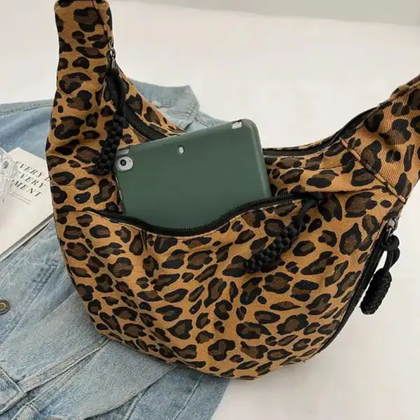 Leopard hobo axelväska med mobil i fickan, trendig och stilren.