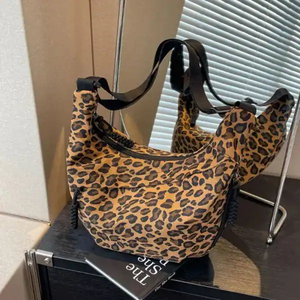 Leopard hobo axelväska med svarta handtag och dragkedja.