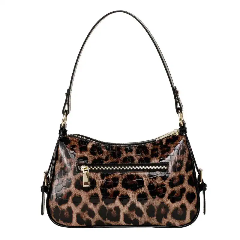 Leopard hobo väska med svart läderhandtag och dragkedja.